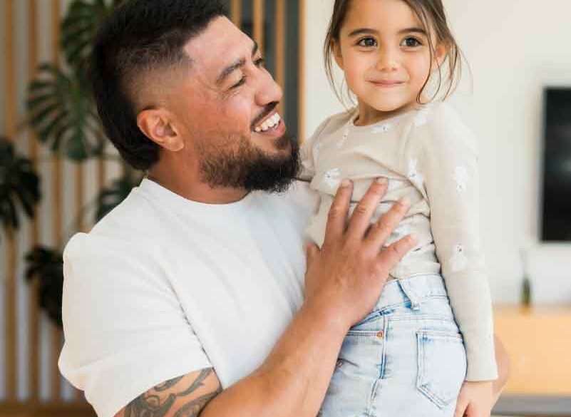 Father Holding Girl 800x800